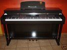 * E-Piano met 88 gewogen en aanslaggevoelige toetsen *