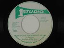CARLTON & HIS SHOE reggae 45 NEVER GIVE YOUR HEART AWAY/VERSION STUDIO ONE M-