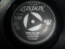 :- THE DRIFTERS - MOONLIGHT BAY (1958) London label tri center