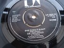 DR FEELGOOD - UK 45 - SHE DOES IT RIGHT - 1975 UA UP35815 -  1ST PRESS MONO