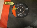 CARTER LEWIS and the SOUTHERNERS back on the scene UK PICCADILLY 45 MINT