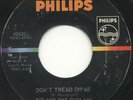 TEXAS GARAGE 45 Kit &the Outlaws - Don't Tread on Me b/w Midnight Hour (Philips)