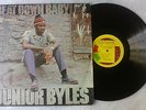 *JUNIOR BYLES - BEAT DOWN BABYLON/ ORIG. 1972 JA. DYNAMIC LP WITH SIGNED PICTURE