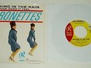 THE RONETTES-WALKING IN THE RAIN-HOW DOES IT FEEL-SOUL 7'' 45RPM RECORD PHILLES