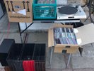 Mega-Musik-Konvolut: 138 LP, 300 Singles, 88 CDs, 9 LP-Ständer + Turntable
