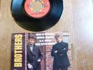DISQUE VINYLE 45 TOURS  THE EVERLY BROTHERS  LOVE IS STRANGE