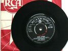 NM/NM ELVIS PRESLEY: KISSIN' COUSINS  b/w IT HURTS ME (RCA 1404) VINYL 45