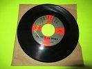 SIGNED AUTOGRAPHED MICKEY GILLEY CAUGHT IN THE MIDDLE / WILD SIDE OF LIFE 45 7