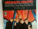 Herman's Hermits MGM 13761 DON'T GO OUT INTO THE RAIN (R&R 45/PS) PLAYS VG++