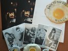Paul Mccartney wings  3 badges/pins + 3 cartes + autocollant et jeu photos 1979 
