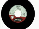 Johnny HALLYDAY Vinyle 45T Juke Box 24000 BAISERS - TU ES LA - VOGUE 45-824 RARE