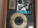 Elvis Presley. Goldene Schallplatte mit Echtholzrahmen. 24 KT. Blue Suede Shoes.