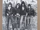 (LP)  RAMONES - Ramones / VG+/VG / Signed by Dee Dee, Johnny, Joey & Tommy