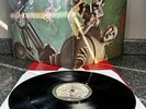 VINYL LP QUEEN NEWS OF THE WORLD  UK 1ST PRESS EMA 784 GATEFOLD SLEEVE EX/VG+
