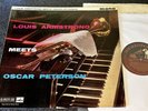 LOUIS ARMSTRONG MEETS OSCAR PETERSON-FIRST PRESS UK 1960 HMV VINYL LP (EX+/NM)