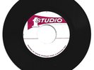 CARLTON & HIS SHOES / NEVER GIVE YOUR HEART AWAY / VERSION / 7''